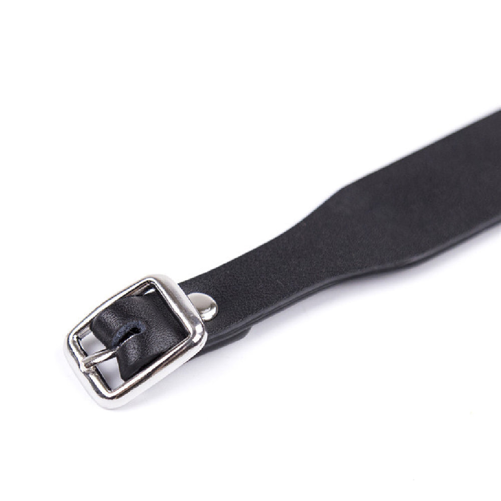 Discover a world of empowerment and style with this collar, perfect for any sub embracing their role. Its weight is a constant reminder of the contract with your domina, offering control and comfort through its adjustable design and durable materials. Whether asked to wear it in public or private, this accessory reinforces dynamics and deepens connections seamlessly.