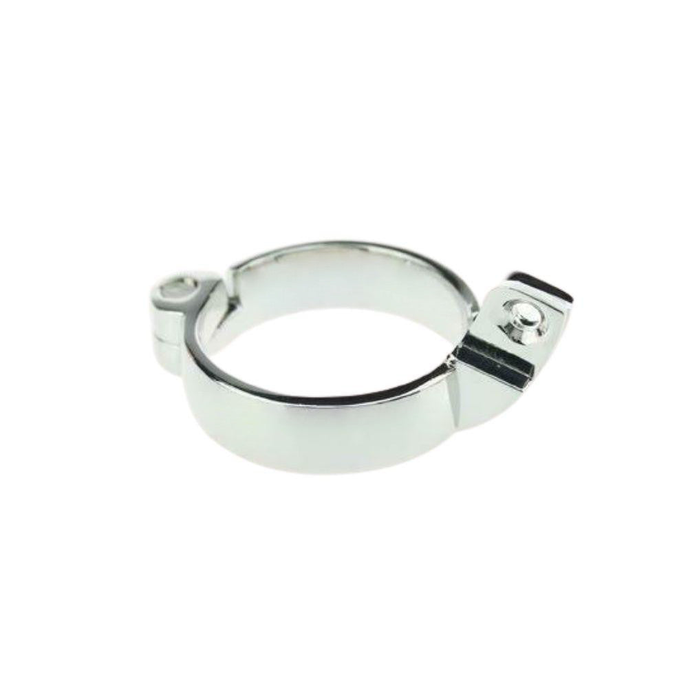 Resembling exquisite jewelry, this metal device seamlessly allows inspection while acting as a secure vice. Its open design facilitates effortless urinating, ensuring optimal hygiene.